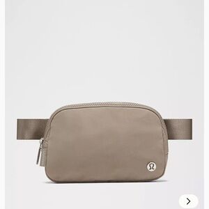 lululemon athletica Everywhere Belt Bag 1L
Colour Warm Ash Grey
Size ONE SIZE